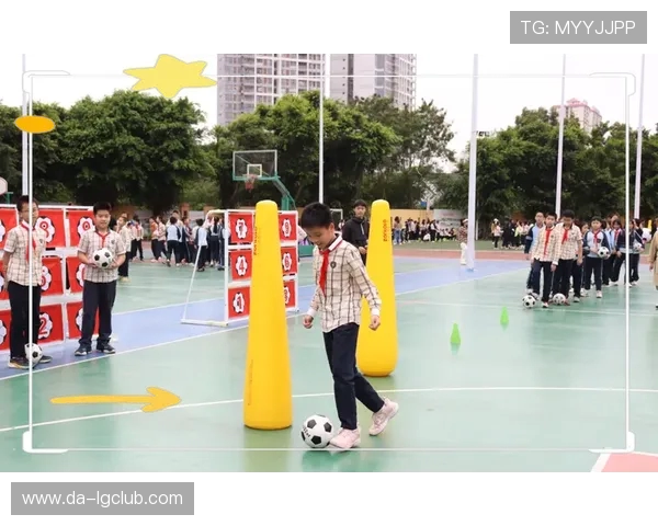 在操场上踢足球的快乐与挑战体验分享